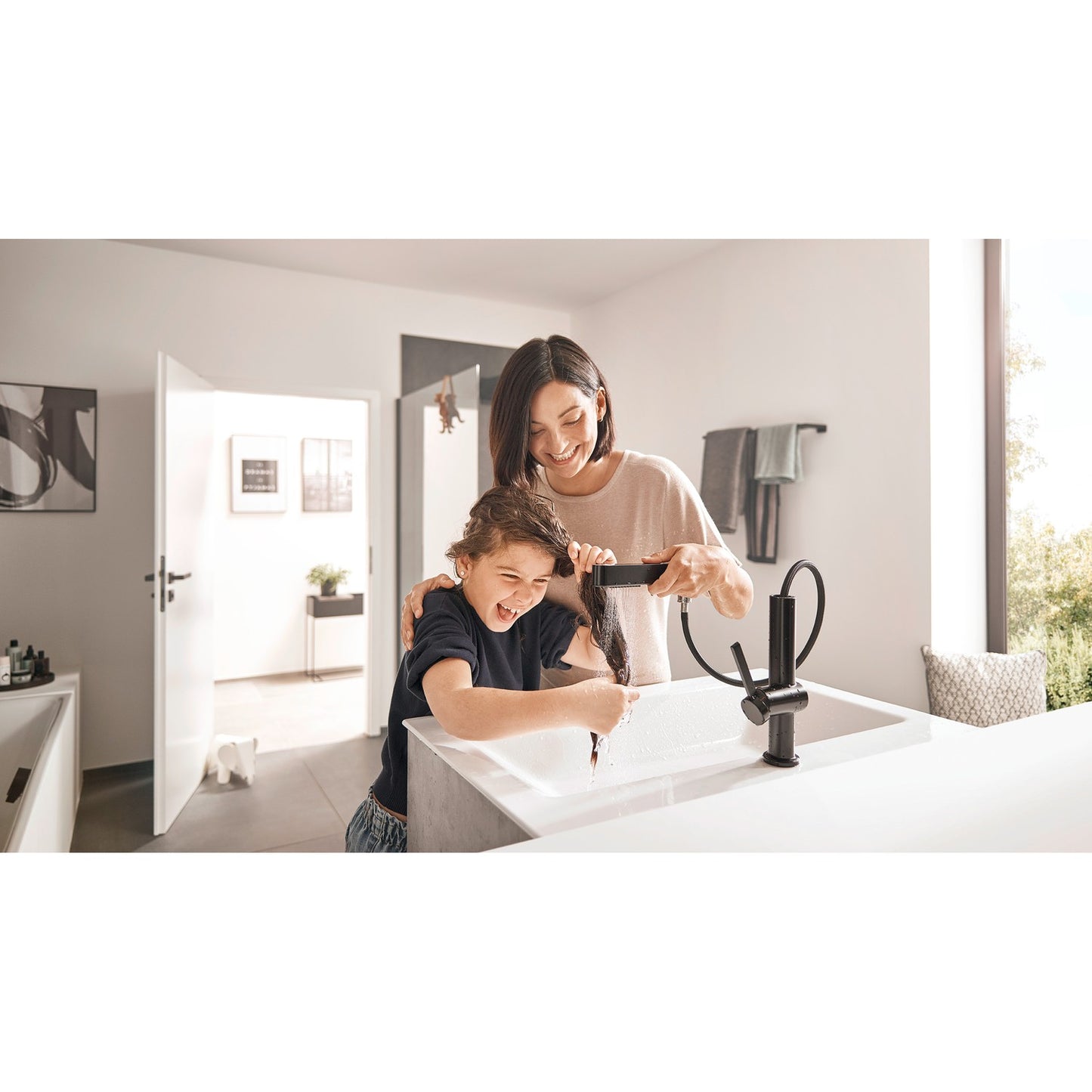 hansgrohe Finoris 抽拉式噴頭 母女洗髮生活場景 pull-out spray family lifestyle